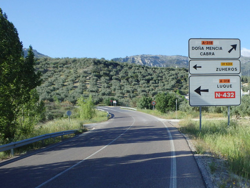 We're turning left (izquierda).